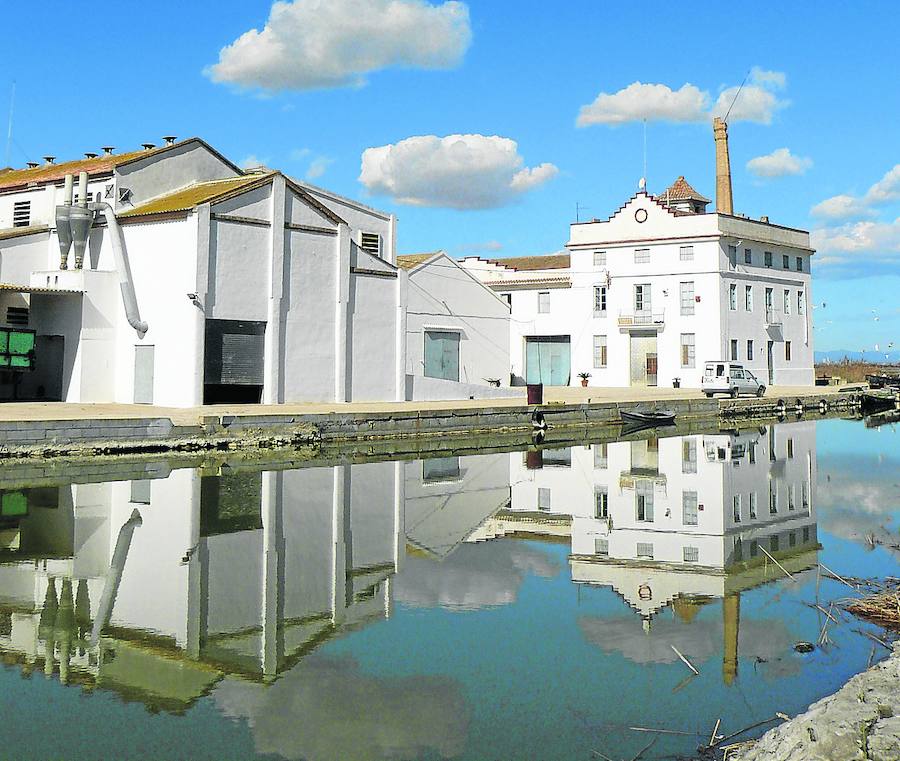 El cuartel. La casa de Baldovina es una especie de Casa de la Cultura del pueblo de ficción de la serie donde se encuentra el retén de la Guardia Civil. Es una finca arrocera donde van a limitar el acceso.