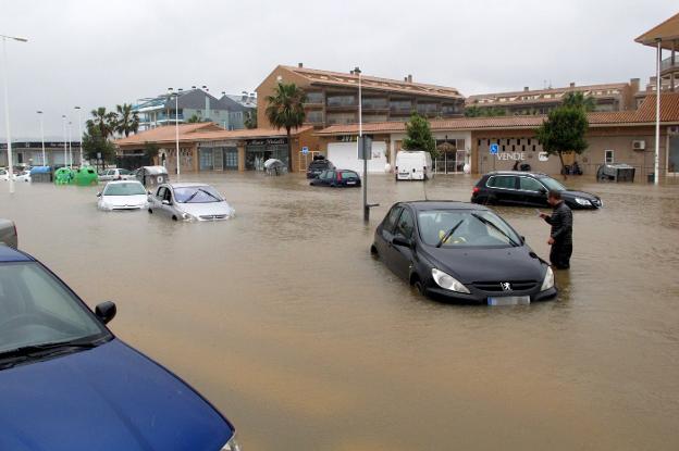 Más de una quincena de conductores se vieron obligados a dejar sus coches en una de las vías inundadas en Xàbia. 