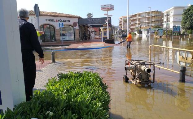 Trabajadores eliminando los restos del temporal en Xàbia.