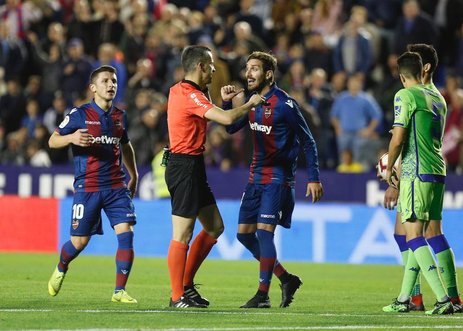 Estas son las mejores imágenes del partido decisivo para el conjunto granota en el Ciutat de València. Encuentro correspondiente a la jornada 34 de LaLiga