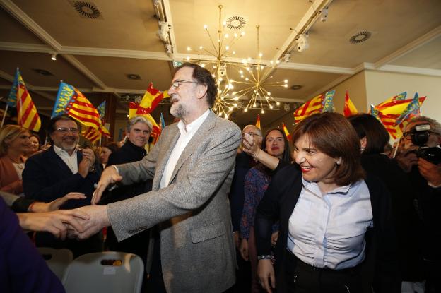 Rajoy y Bonig saludan a los asistentes al mitin de ayer en Valencia. 