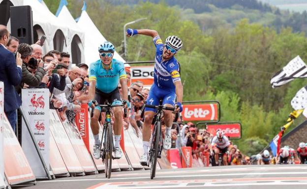 Julian Alaphilippe (d) celebra su victoria ante Fuglsang.