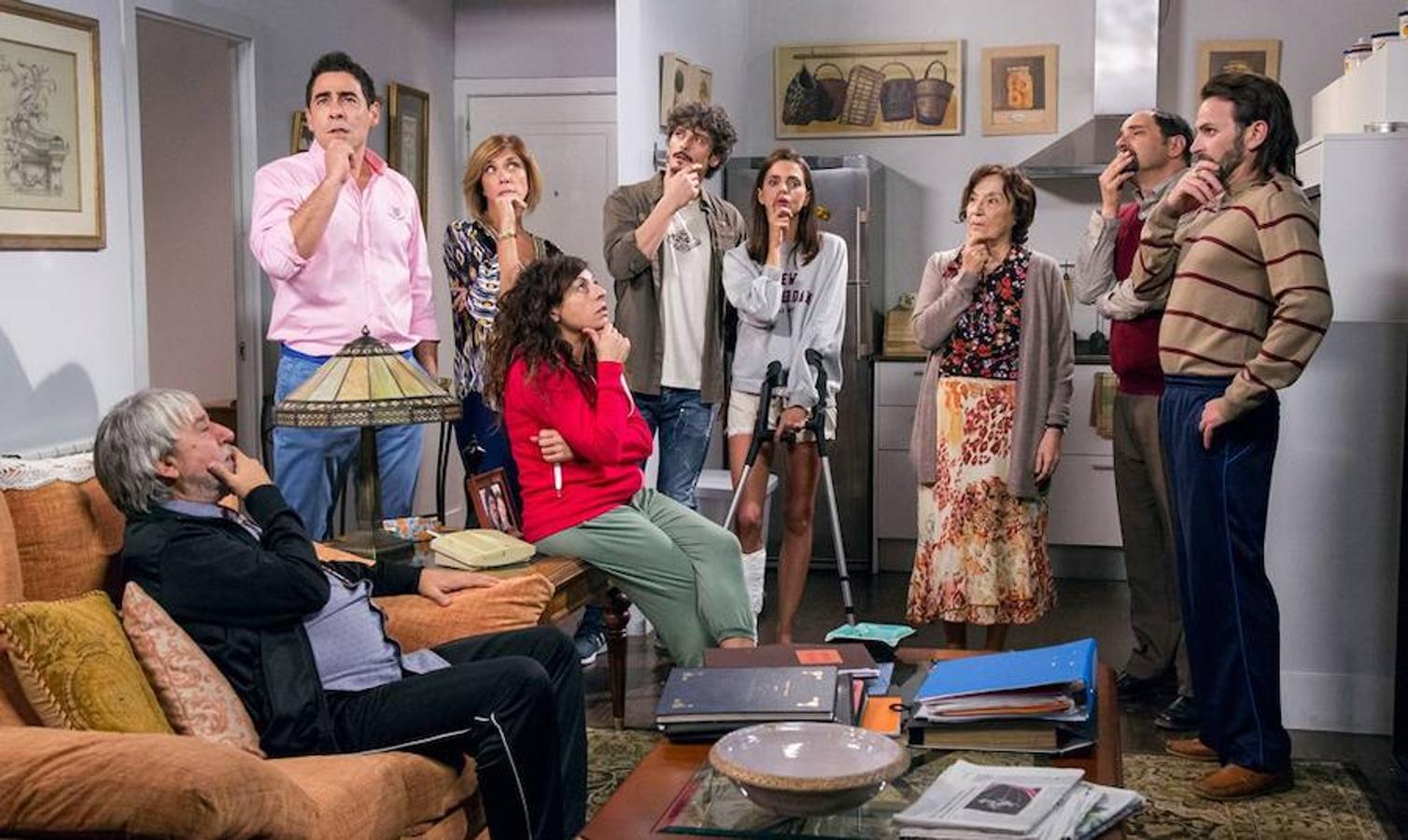 'La que se avecina', una de las series más longevas de la televisión española (se estrenó en Telecinco en el año 2007), inicia este miércoles su undécima temporada llena de tramas. En la esta nueva etapa, a la cúpula de Mirador de Montepinar llegará una nueva dirigente: Menchu, la bestia negra de Antonio Recio, que durante su mandato hará gala de su "tenacidad, capacidad de gestión y carisma" y tendrá a Enrique como vicepresidente. Creada por los hermanos Alberto y Laura Caballero y Daniel Deorador para Telecinco, 'La que se avecina' es una comedia de situación hecha para un público juvenil y adulto, que se caracteriza por ironizar con humor negro las relaciones de convivencia entre los vecinos de una comunidad a través de las situaciones surrealistas que les suceden a los protagonistas. Este año, la ficción cuenta con nuevos rostros como los de Carlos Areces, Darío Paso y María Hervás, que se añaden al elenco capitaneado por Pablo Chiapella, Jordi Sánchez y Jose Luis Gil, entre otros. Así han cambiado todos ellos con el paso del tiempo.