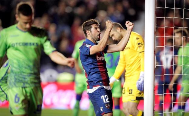 Coke celebra uno de los goles del Levante. 