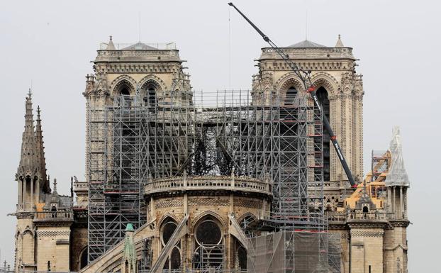 Una sección dañada de la catedral de Notre-Dame una semana después de un incendio.