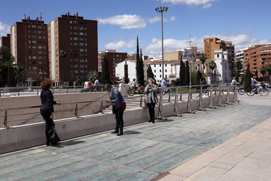 Turismo València ha presentado este miércoles las rutas turísticas 'Valencia de cine', que mostrarán a los más cinéfilos los espacios de la ciudad --por el centro histórico y la Ciutat de les Arts i les Ciències-- donde se han rodado películas como 'Tomorrowland', producciones de Bollywood o series como 'Dr Who' y 'El embarcadero'. Una de las rutas, que comenzará a partir de este sábado, consistirá en una visita guiada por los emplazamientos de las diferentes producciones audiovisuales rodadas en La Ciutat de les Arts i les Ciències. La otra transitará por el centro histórico de la ciudad, aunque en este caso no será guiada, sino con un plano incorporado y códigos QR, según ha explicado el director de la Fundación Turismo València, Antonio Bernabé. Los visitantes de la ruta de la Ciutat de les Arts i les Ciències podrán identificar los escenarios de rodaje de películas y series como las señaladas, a través del material gráfico facilitado. Según apunta Bernabé, esta es una propuesta «más» para los turistas y los propios valencianos «que pueden descubrir la Ciutat de les Arts i les Ciències desde la perspectiva de los rodajes». En el caso de la ruta por el casco histórico de València, se abarcará una zona «donde se han rodado más series y películas en estos últimos años» y mediante códigos QR, «el visitante podrá conectarse y así reconocer los lugares donde se han rodado algunas de las escenas», remarca el representante Turismo València. Los recorridos se realizarán el último sábado de cada mes --excepto en agosto-- y son productos independientes, que se pueden adquirir en la web de Turismo València o en cualquiera de las oficinas turísticas y se podrán hacer tanto en castellano como en inglés. El precio de la visita guiada será de 16 euros e incluirá una degustación de horchata.