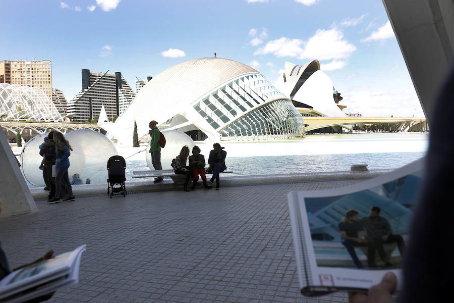 Turismo València ha presentado este miércoles las rutas turísticas 'Valencia de cine', que mostrarán a los más cinéfilos los espacios de la ciudad --por el centro histórico y la Ciutat de les Arts i les Ciències-- donde se han rodado películas como 'Tomorrowland', producciones de Bollywood o series como 'Dr Who' y 'El embarcadero'. Una de las rutas, que comenzará a partir de este sábado, consistirá en una visita guiada por los emplazamientos de las diferentes producciones audiovisuales rodadas en La Ciutat de les Arts i les Ciències. La otra transitará por el centro histórico de la ciudad, aunque en este caso no será guiada, sino con un plano incorporado y códigos QR, según ha explicado el director de la Fundación Turismo València, Antonio Bernabé. Los visitantes de la ruta de la Ciutat de les Arts i les Ciències podrán identificar los escenarios de rodaje de películas y series como las señaladas, a través del material gráfico facilitado. Según apunta Bernabé, esta es una propuesta «más» para los turistas y los propios valencianos «que pueden descubrir la Ciutat de les Arts i les Ciències desde la perspectiva de los rodajes». En el caso de la ruta por el casco histórico de València, se abarcará una zona «donde se han rodado más series y películas en estos últimos años» y mediante códigos QR, «el visitante podrá conectarse y así reconocer los lugares donde se han rodado algunas de las escenas», remarca el representante Turismo València. Los recorridos se realizarán el último sábado de cada mes --excepto en agosto-- y son productos independientes, que se pueden adquirir en la web de Turismo València o en cualquiera de las oficinas turísticas y se podrán hacer tanto en castellano como en inglés. El precio de la visita guiada será de 16 euros e incluirá una degustación de horchata.