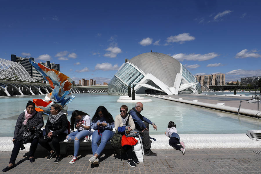 Turismo València ha presentado este miércoles las rutas turísticas 'Valencia de cine', que mostrarán a los más cinéfilos los espacios de la ciudad --por el centro histórico y la Ciutat de les Arts i les Ciències-- donde se han rodado películas como 'Tomorrowland', producciones de Bollywood o series como 'Dr Who' y 'El embarcadero'. Una de las rutas, que comenzará a partir de este sábado, consistirá en una visita guiada por los emplazamientos de las diferentes producciones audiovisuales rodadas en La Ciutat de les Arts i les Ciències. La otra transitará por el centro histórico de la ciudad, aunque en este caso no será guiada, sino con un plano incorporado y códigos QR, según ha explicado el director de la Fundación Turismo València, Antonio Bernabé. Los visitantes de la ruta de la Ciutat de les Arts i les Ciències podrán identificar los escenarios de rodaje de películas y series como las señaladas, a través del material gráfico facilitado. Según apunta Bernabé, esta es una propuesta «más» para los turistas y los propios valencianos «que pueden descubrir la Ciutat de les Arts i les Ciències desde la perspectiva de los rodajes». En el caso de la ruta por el casco histórico de València, se abarcará una zona «donde se han rodado más series y películas en estos últimos años» y mediante códigos QR, «el visitante podrá conectarse y así reconocer los lugares donde se han rodado algunas de las escenas», remarca el representante Turismo València. Los recorridos se realizarán el último sábado de cada mes --excepto en agosto-- y son productos independientes, que se pueden adquirir en la web de Turismo València o en cualquiera de las oficinas turísticas y se podrán hacer tanto en castellano como en inglés. El precio de la visita guiada será de 16 euros e incluirá una degustación de horchata.