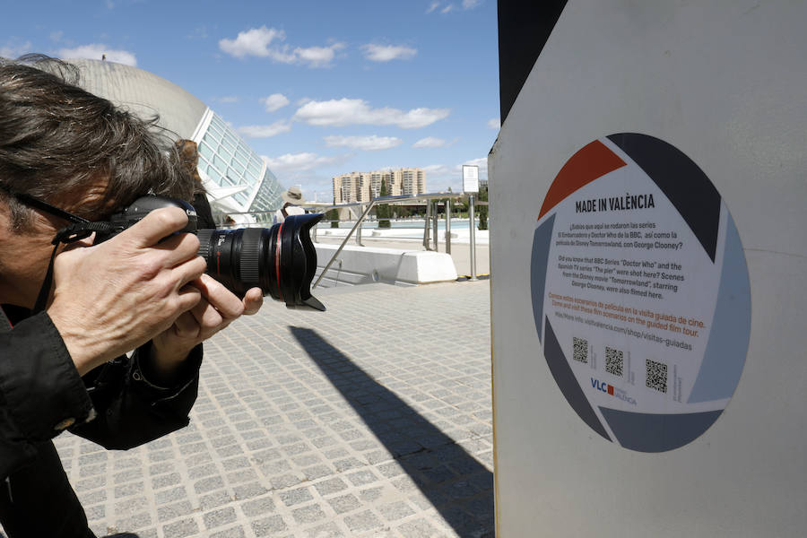 Turismo València ha presentado este miércoles las rutas turísticas 'Valencia de cine', que mostrarán a los más cinéfilos los espacios de la ciudad --por el centro histórico y la Ciutat de les Arts i les Ciències-- donde se han rodado películas como 'Tomorrowland', producciones de Bollywood o series como 'Dr Who' y 'El embarcadero'. Una de las rutas, que comenzará a partir de este sábado, consistirá en una visita guiada por los emplazamientos de las diferentes producciones audiovisuales rodadas en La Ciutat de les Arts i les Ciències. La otra transitará por el centro histórico de la ciudad, aunque en este caso no será guiada, sino con un plano incorporado y códigos QR, según ha explicado el director de la Fundación Turismo València, Antonio Bernabé. Los visitantes de la ruta de la Ciutat de les Arts i les Ciències podrán identificar los escenarios de rodaje de películas y series como las señaladas, a través del material gráfico facilitado. Según apunta Bernabé, esta es una propuesta «más» para los turistas y los propios valencianos «que pueden descubrir la Ciutat de les Arts i les Ciències desde la perspectiva de los rodajes». En el caso de la ruta por el casco histórico de València, se abarcará una zona «donde se han rodado más series y películas en estos últimos años» y mediante códigos QR, «el visitante podrá conectarse y así reconocer los lugares donde se han rodado algunas de las escenas», remarca el representante Turismo València. Los recorridos se realizarán el último sábado de cada mes --excepto en agosto-- y son productos independientes, que se pueden adquirir en la web de Turismo València o en cualquiera de las oficinas turísticas y se podrán hacer tanto en castellano como en inglés. El precio de la visita guiada será de 16 euros e incluirá una degustación de horchata.