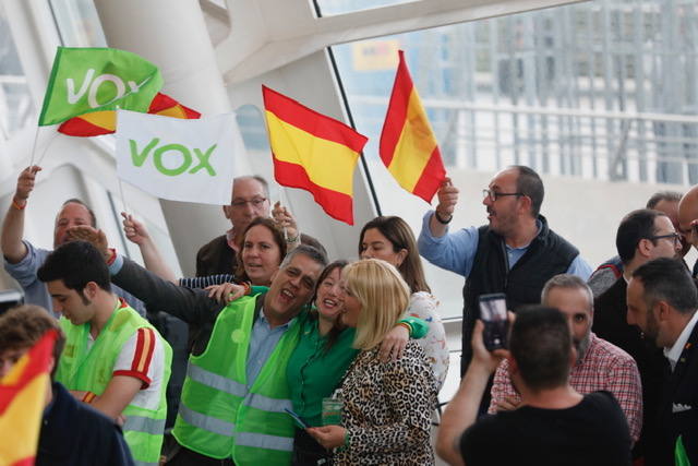 Miles de personas se dan cita en el Museo Príncipe Felipe para asistir al mitin de Vox con Santiago Abascal.