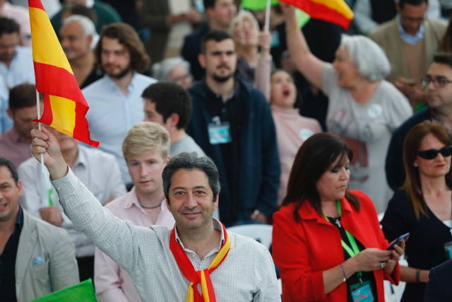 Miles de personas se dan cita en el Museo Príncipe Felipe para asistir al mitin de Vox con Santiago Abascal.