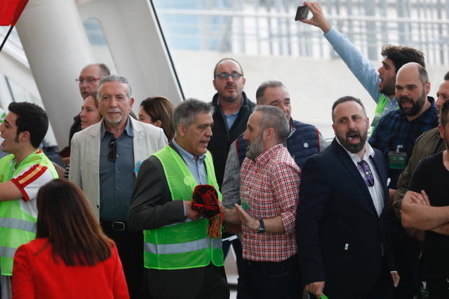 Miles de personas se dan cita en el Museo Príncipe Felipe para asistir al mitin de Vox con Santiago Abascal.