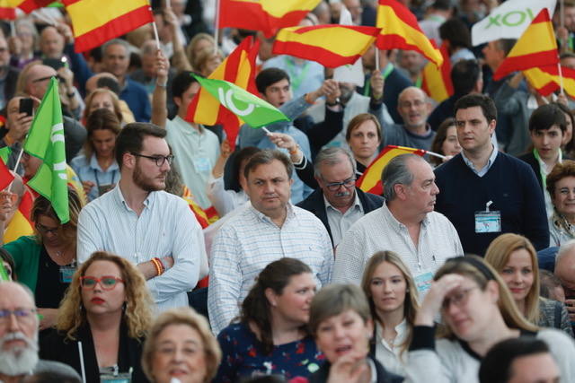 Miles de personas se dan cita en el Museo Príncipe Felipe para asistir al mitin de Vox con Santiago Abascal.