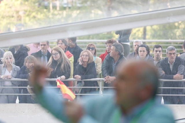 Miles de personas se dan cita en el Museo Príncipe Felipe para asistir al mitin de Vox con Santiago Abascal.