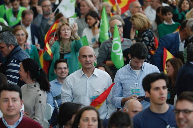 Miles de personas se dan cita en el Museo Príncipe Felipe para asistir al mitin de Vox con Santiago Abascal.