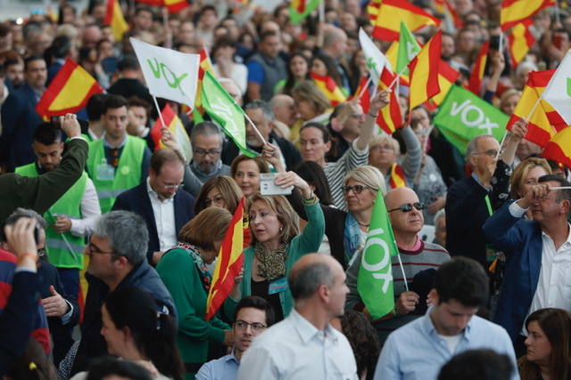 Miles de personas se dan cita en el Museo Príncipe Felipe para asistir al mitin de Vox con Santiago Abascal.