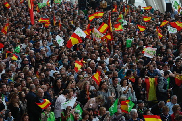 Miles de personas se dan cita en el Museo Príncipe Felipe para asistir al mitin de Vox con Santiago Abascal.