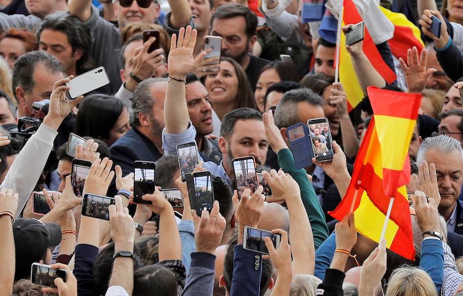 Miles de personas se dan cita en el Museo Príncipe Felipe para asistir al mitin de Vox con Santiago Abascal.