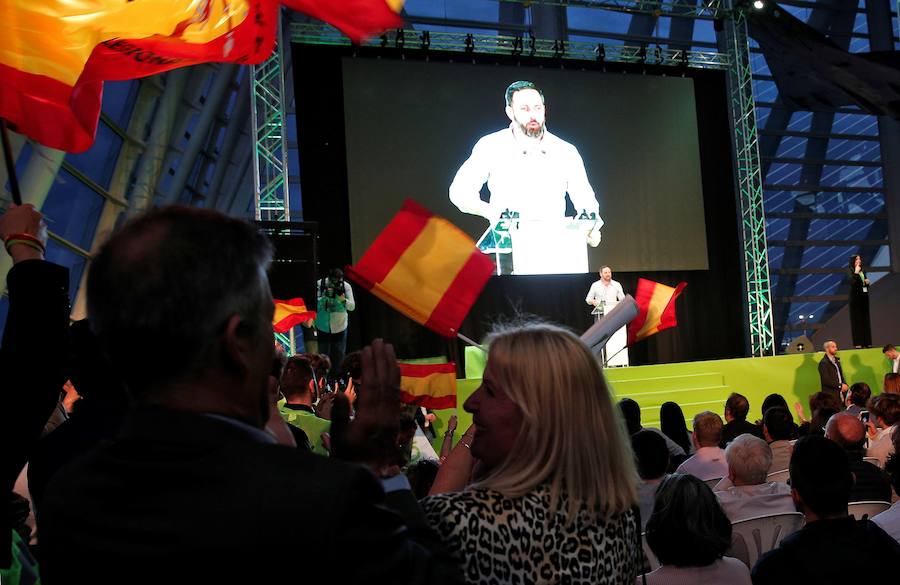 Miles de personas se dan cita en el Museo Príncipe Felipe para asistir al mitin de Vox con Santiago Abascal.