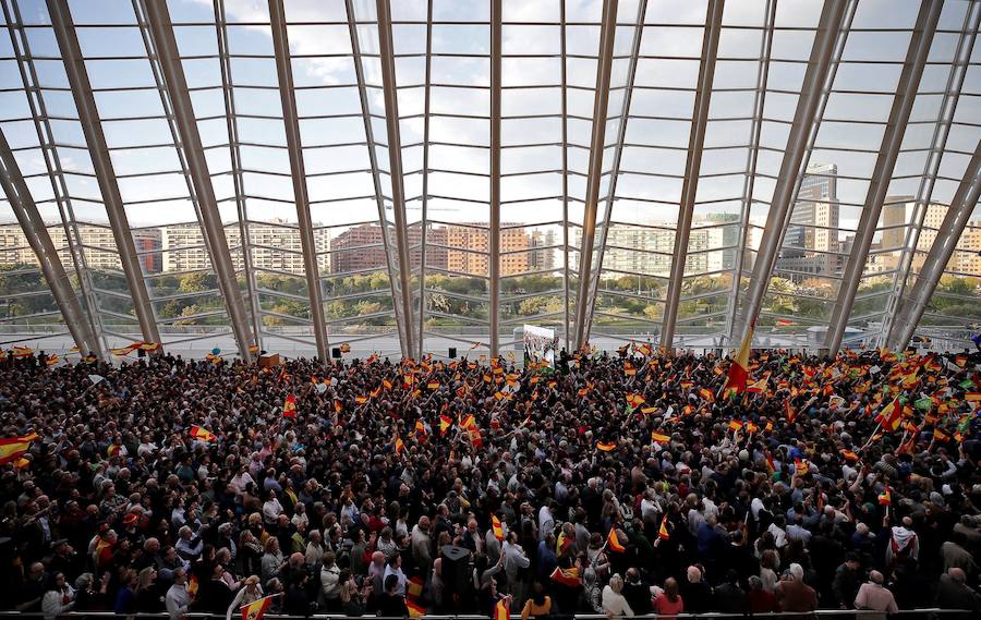 Miles de personas se dan cita en el Museo Príncipe Felipe para asistir al mitin de Vox con Santiago Abascal.