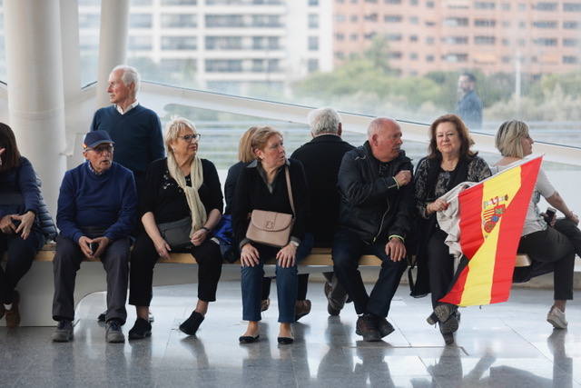 Miles de personas se dan cita en el Museo Príncipe Felipe para asistir al mitin de Vox con Santiago Abascal.