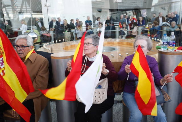 Miles de personas se dan cita en el Museo Príncipe Felipe para asistir al mitin de Vox con Santiago Abascal.