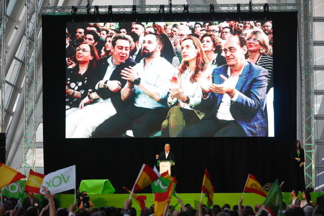 Miles de personas se dan cita en el Museo Príncipe Felipe para asistir al mitin de Vox con Santiago Abascal.