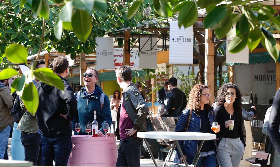 Vuelve la Mostra de Cavas y Vinos con su 31 edición, que estará disponible un año más en el Jardín del Turia hasta el próximo lunes 29 de abril, entre los puentes de Exposición y las Flores. La muestra premiará los mejores vinos y aceites de la Comunitat y ambientará la ciudad ofreciendo a los asistentes vinos, cavas, licores y otros productos gastronómicos como embutidos, aceites, quesos, dulces o alimentos de panadería. Además, también se podrán degustar arroces y disfrutar de un animado entorno con actuaciones musicales mientras saboreas las mejores copas. 