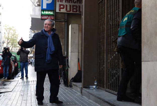 El letrado valenciano, a la entrada de su despacho profesional, en el centro de Valencia. 