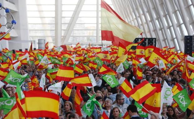 Imagen principal - Abascal abarrota el Príncipe Felipe de Valencia y pide el voto «en defensa de la libertad»