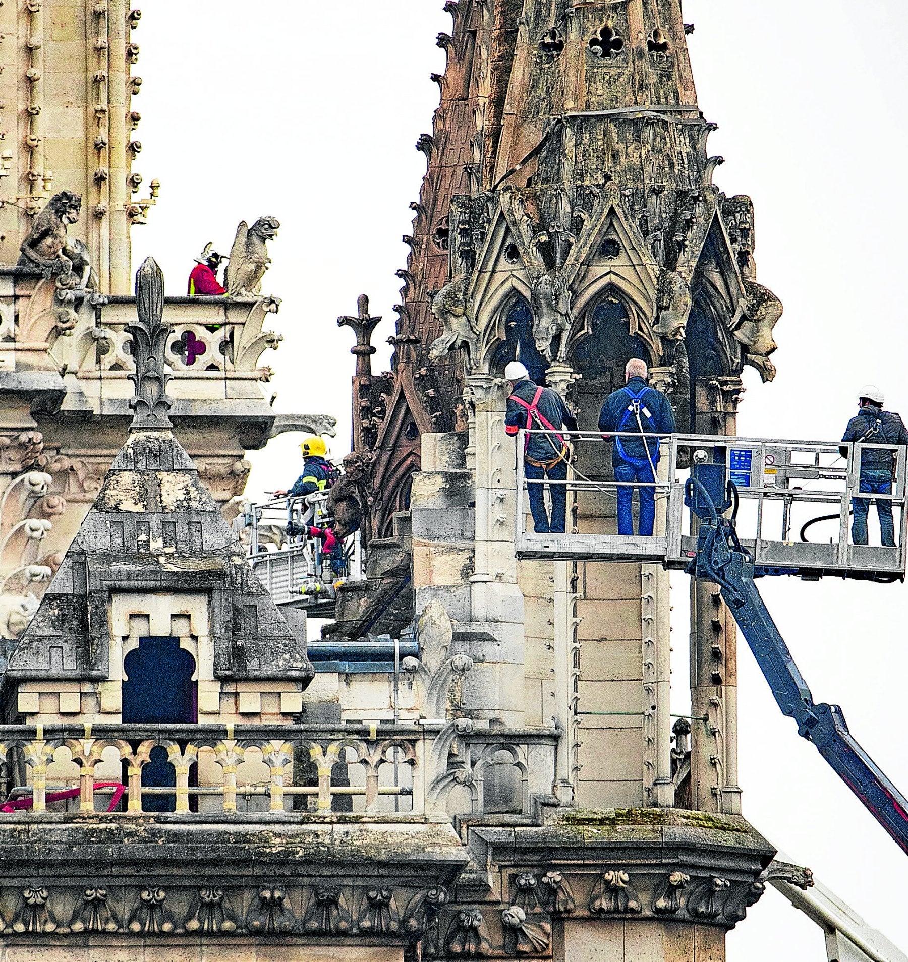 Operarios trabajando en la catedral de Notre Dame.