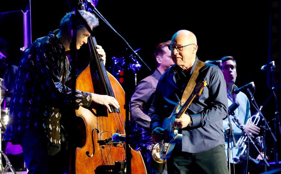 Fotos: Mark Knopfler suena en la plaza de toros Valencia