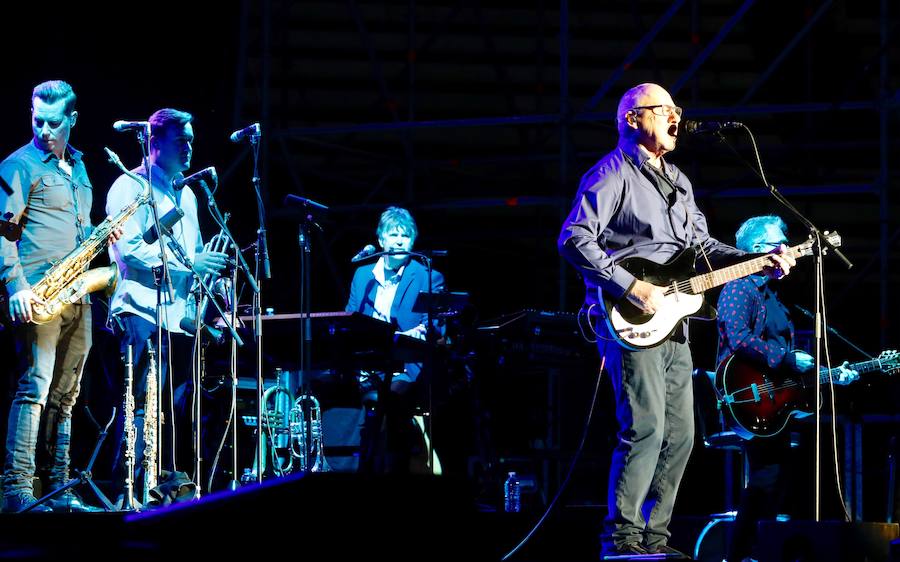 Fotos: Mark Knopfler suena en la plaza de toros Valencia