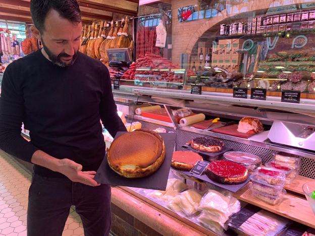 Paco Solaz con su tarta de queso. 