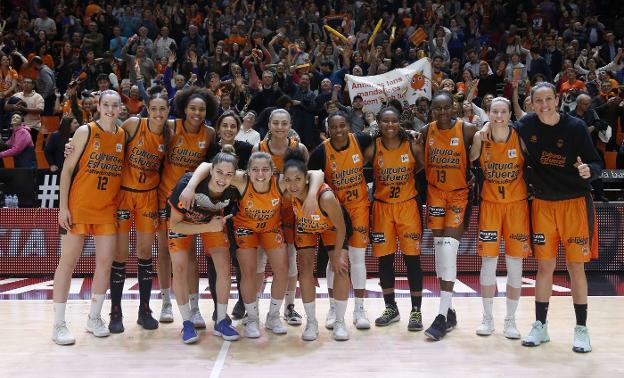 Las jugadoras del Valencia Basket, al acabar el encuentro. 