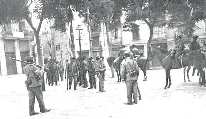 Un grupo de agentes en la plaza Mossen Sorell de Valencia en el año 1917.