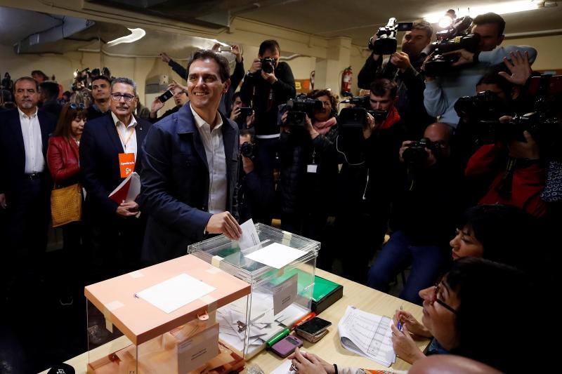 Fotos de la jornada electoral, candidatos y anécdotas en las votaciones de las elecciones generales 28A. Albert Rivera, durante la votación. 