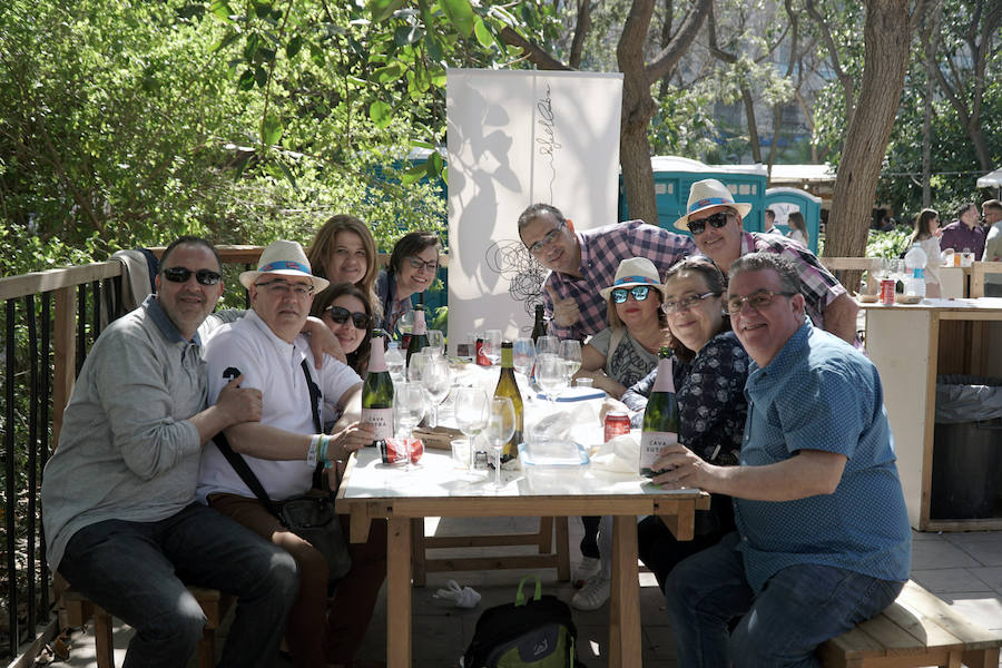 Los valencianos siguen disfrutando de los mejores vinos y productos gastronómicos en el Jardín del Turia, con la Mostra de Proava, que estará disponible hasta hasta el próximo lunes 29 de abril, entre los puentes de Exposición y las Flores.