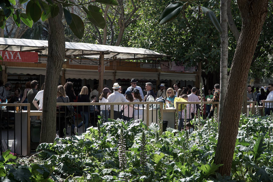 Los valencianos siguen disfrutando de los mejores vinos y productos gastronómicos en el Jardín del Turia, con la Mostra de Proava, que estará disponible hasta hasta el próximo lunes 29 de abril, entre los puentes de Exposición y las Flores.