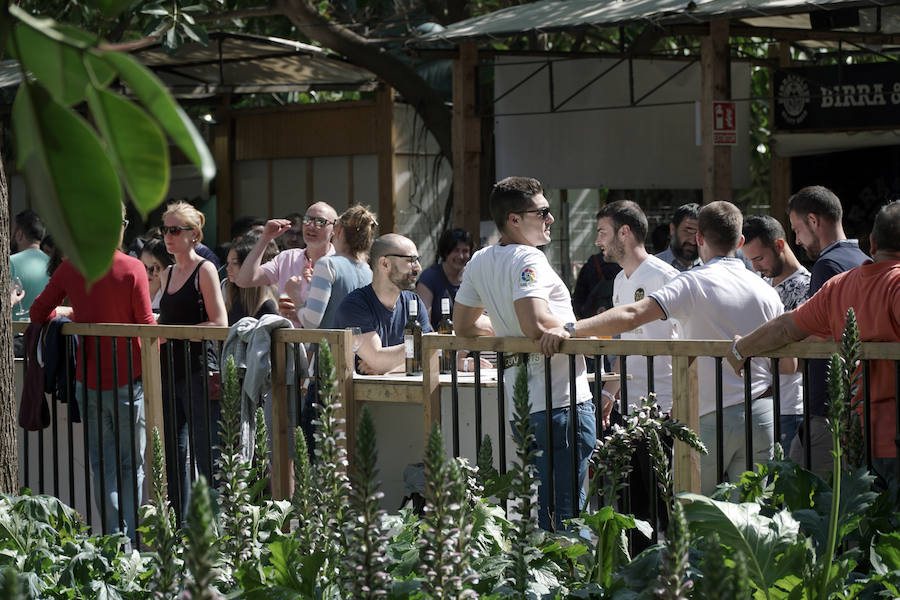 Los valencianos siguen disfrutando de los mejores vinos y productos gastronómicos en el Jardín del Turia, con la Mostra de Proava, que estará disponible hasta hasta el próximo lunes 29 de abril, entre los puentes de Exposición y las Flores.