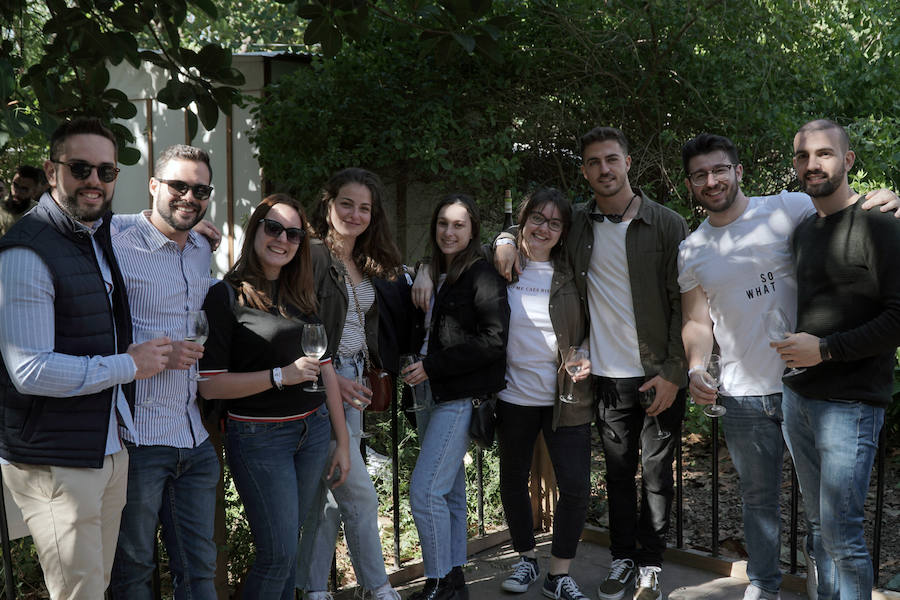 Los valencianos siguen disfrutando de los mejores vinos y productos gastronómicos en el Jardín del Turia, con la Mostra de Proava, que estará disponible hasta hasta el próximo lunes 29 de abril, entre los puentes de Exposición y las Flores.