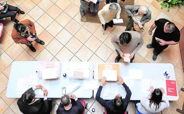 Cola de votantes en un colegio electoral.