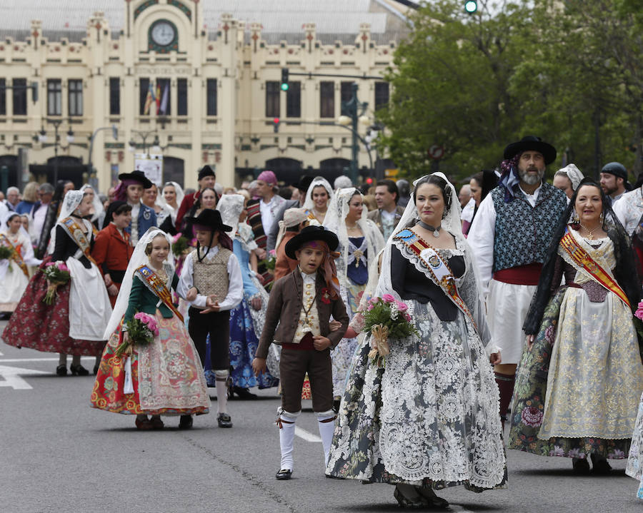 Valencia vive hoy el día grande en homenaje a su patrón, San Vicente Ferrer, de quien este año se cumplen 600 de su muerte en Vannes en 1419. Los actos han comenzado a primera hora de la mañana con una misa en la catedral mientras que a las 12 horas se ha celebrado una procesión por el centro de la ciudad en la que han participado los miembros de los altares que participan en el concurso de milacres de Lo Rat Penat. A las 19 horas hay programada la solemne procesión, que sacará a la imagen del santo por Ciutat Vella desde la catedral. 