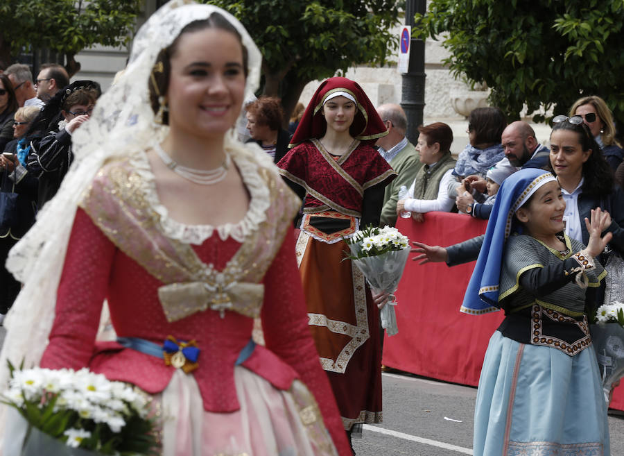 Valencia vive hoy el día grande en homenaje a su patrón, San Vicente Ferrer, de quien este año se cumplen 600 de su muerte en Vannes en 1419. Los actos han comenzado a primera hora de la mañana con una misa en la catedral mientras que a las 12 horas se ha celebrado una procesión por el centro de la ciudad en la que han participado los miembros de los altares que participan en el concurso de milacres de Lo Rat Penat. A las 19 horas hay programada la solemne procesión, que sacará a la imagen del santo por Ciutat Vella desde la catedral. 