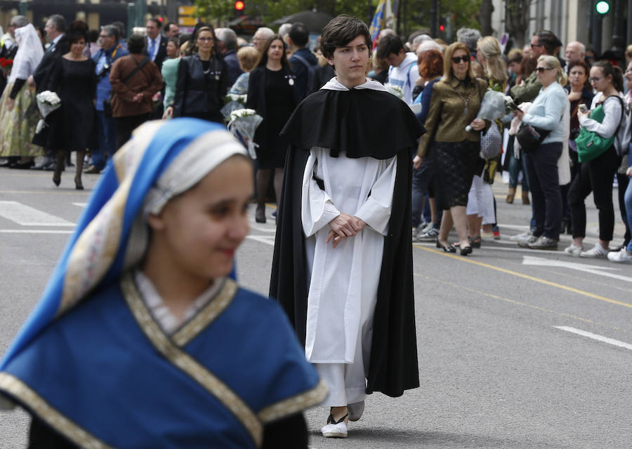 Valencia vive hoy el día grande en homenaje a su patrón, San Vicente Ferrer, de quien este año se cumplen 600 de su muerte en Vannes en 1419. Los actos han comenzado a primera hora de la mañana con una misa en la catedral mientras que a las 12 horas se ha celebrado una procesión por el centro de la ciudad en la que han participado los miembros de los altares que participan en el concurso de milacres de Lo Rat Penat. A las 19 horas hay programada la solemne procesión, que sacará a la imagen del santo por Ciutat Vella desde la catedral. 