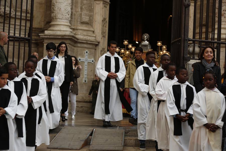 Valencia vive hoy el día grande en homenaje a su patrón, San Vicente Ferrer, de quien este año se cumplen 600 de su muerte en Vannes en 1419. Los actos han comenzado a primera hora de la mañana con una misa en la catedral mientras que a las 12 horas se ha celebrado una procesión por el centro de la ciudad en la que han participado los miembros de los altares que participan en el concurso de milacres de Lo Rat Penat. A las 19 horas hay programada la solemne procesión, que sacará a la imagen del santo por Ciutat Vella desde la catedral. 