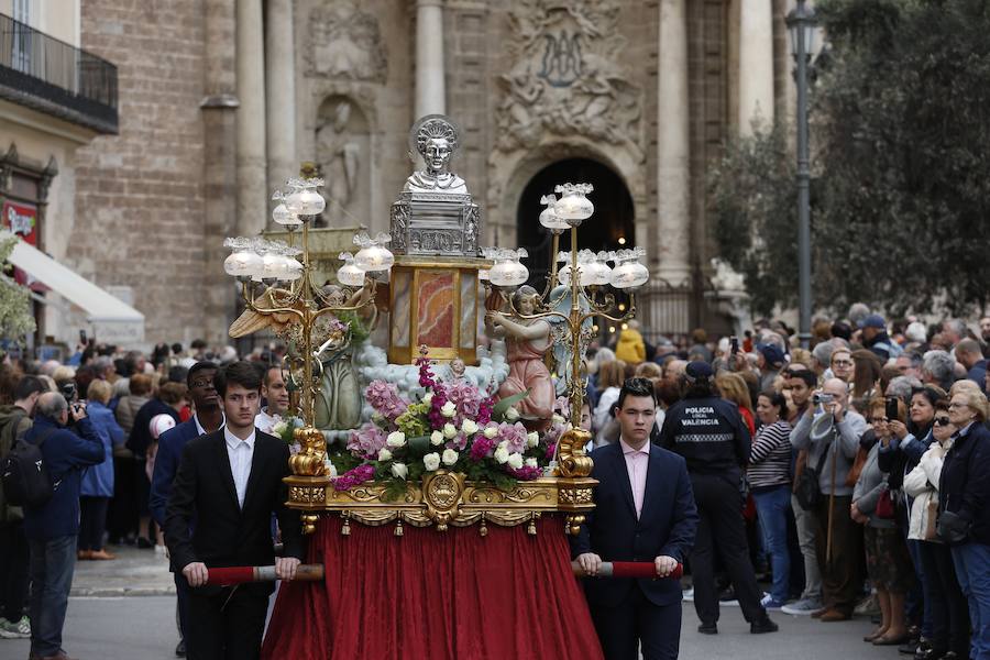 Valencia vive hoy el día grande en homenaje a su patrón, San Vicente Ferrer, de quien este año se cumplen 600 de su muerte en Vannes en 1419. Los actos han comenzado a primera hora de la mañana con una misa en la catedral mientras que a las 12 horas se ha celebrado una procesión por el centro de la ciudad en la que han participado los miembros de los altares que participan en el concurso de milacres de Lo Rat Penat. A las 19 horas hay programada la solemne procesión, que sacará a la imagen del santo por Ciutat Vella desde la catedral. 