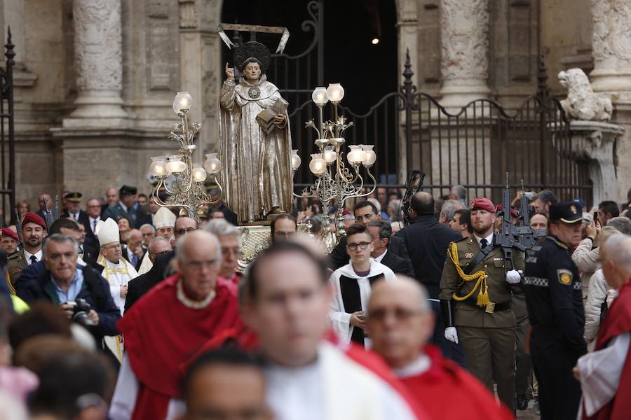 Valencia vive hoy el día grande en homenaje a su patrón, San Vicente Ferrer, de quien este año se cumplen 600 de su muerte en Vannes en 1419. Los actos han comenzado a primera hora de la mañana con una misa en la catedral mientras que a las 12 horas se ha celebrado una procesión por el centro de la ciudad en la que han participado los miembros de los altares que participan en el concurso de milacres de Lo Rat Penat. A las 19 horas hay programada la solemne procesión, que sacará a la imagen del santo por Ciutat Vella desde la catedral. 