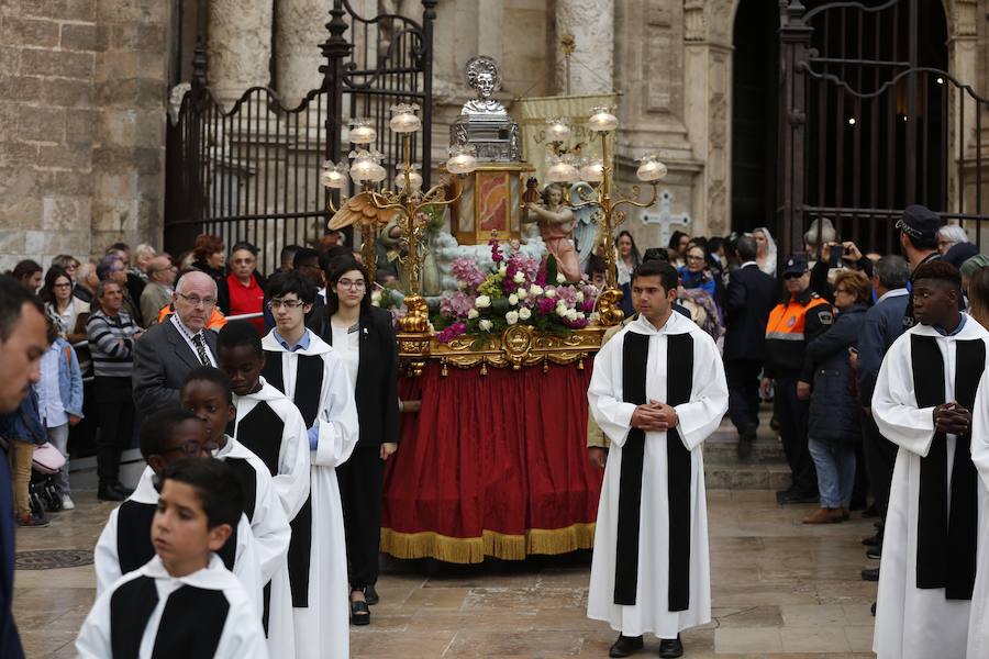 Valencia vive hoy el día grande en homenaje a su patrón, San Vicente Ferrer, de quien este año se cumplen 600 de su muerte en Vannes en 1419. Los actos han comenzado a primera hora de la mañana con una misa en la catedral mientras que a las 12 horas se ha celebrado una procesión por el centro de la ciudad en la que han participado los miembros de los altares que participan en el concurso de milacres de Lo Rat Penat. A las 19 horas hay programada la solemne procesión, que sacará a la imagen del santo por Ciutat Vella desde la catedral. 