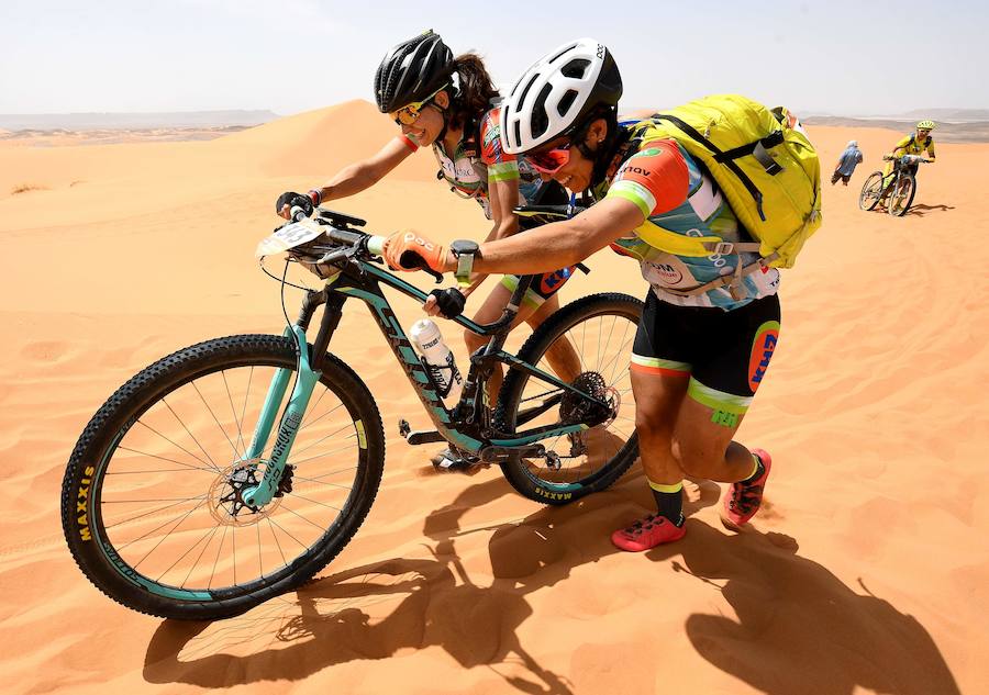 La carrera Garmin Titan Desert desembarca en Errachidia (Marruecos) con récord de 675 participantes que retarán los rigores del desierto en la prueba más prestigiosa del mundo de bicicleta de montaña por etapas del 28 de abril al 3 de mayo.